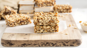 découvrez notre recette facile de barres avoine au beurre de cacahuète sans cuisson, parfaites pour une collation saine et rapide à préparer.