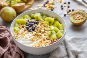 Bol protéiné au yaourt grec, flocons d’avoine et kiwi