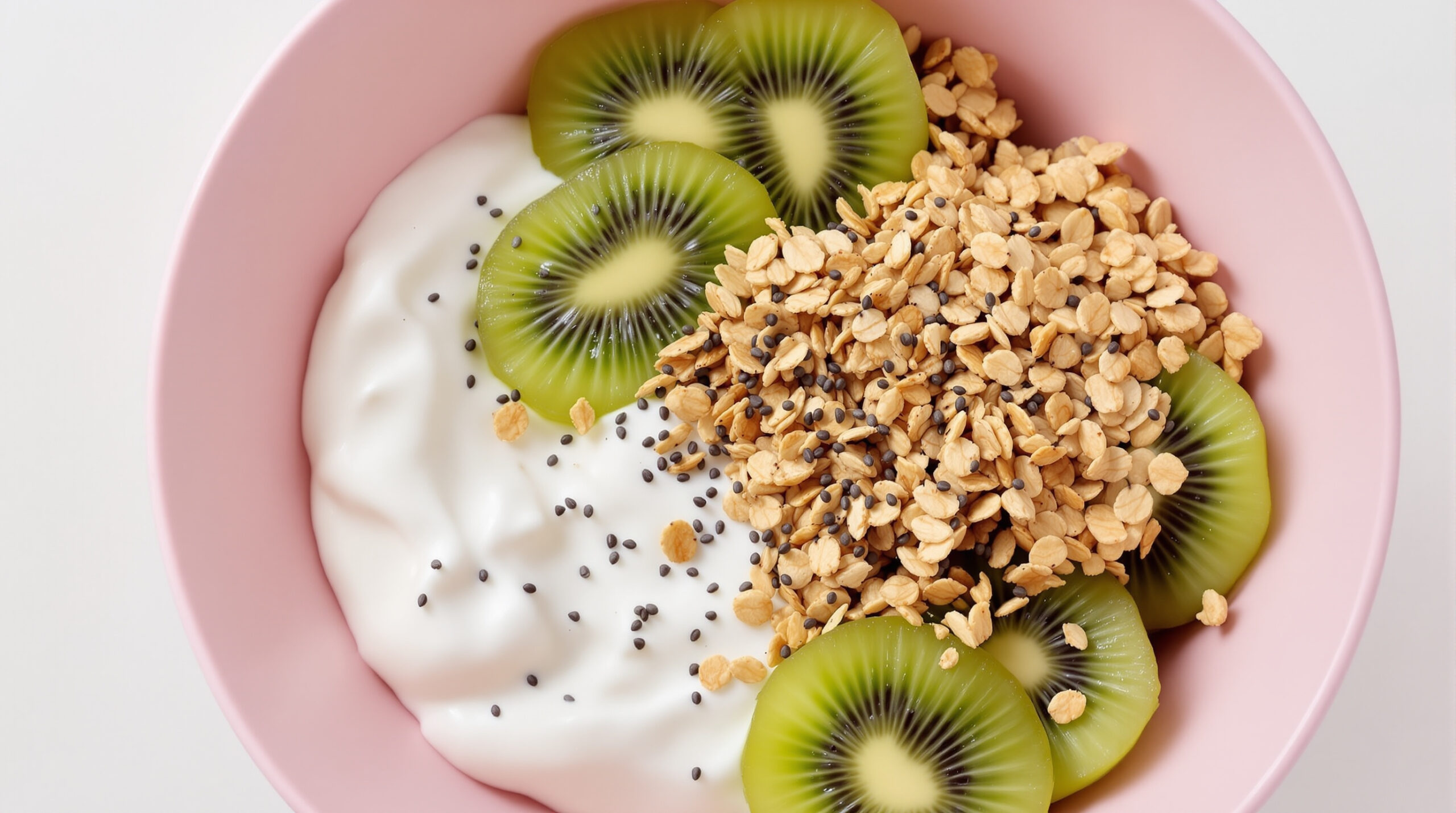 découvrez un bol protéiné équilibré avec du yaourt grec, des flocons d’avoine, des graines de chia et du kiwi, parfait pour un petit-déjeuner sain et énergétique.