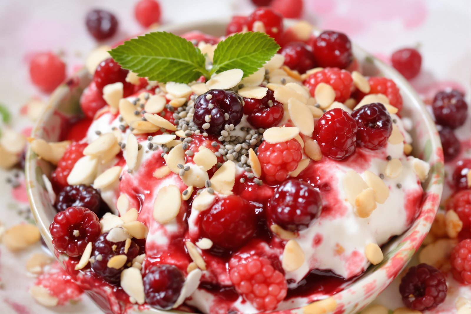 Fromage blanc aux graines de chia, fruits rouges et éclats d’amande