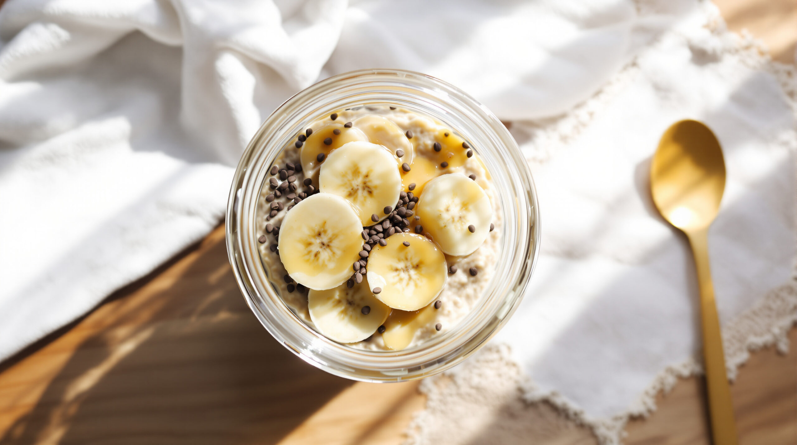 découvrez une recette originale et saine d'overnight oats au hojicha, pour un petit-déjeuner savoureux et énergisant à base de thé vert grillé japonais.