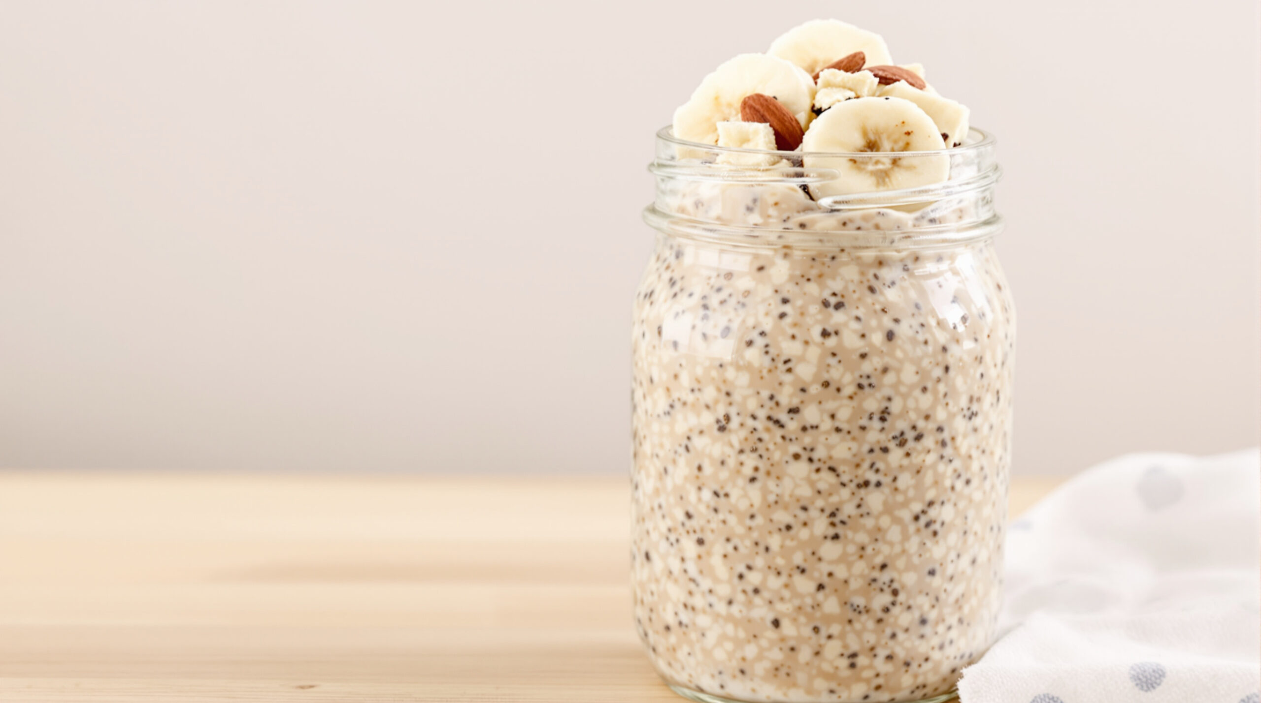 découvrez notre recette facile et saine d'overnight oats au hojicha, un petit-déjeuner savoureux et énergisant à base de thé grillé japonais pour bien commencer la journée.