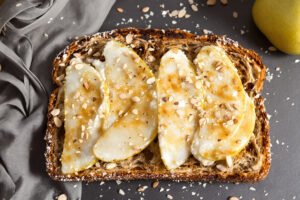 pain-complet-toaste-puree-damandes-et-rondelles-de-poire