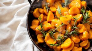 découvrez une délicieuse poêlée de potimarron au miel et romarin, un plat savoureux et réconfortant parfait pour les soirées d'automne.