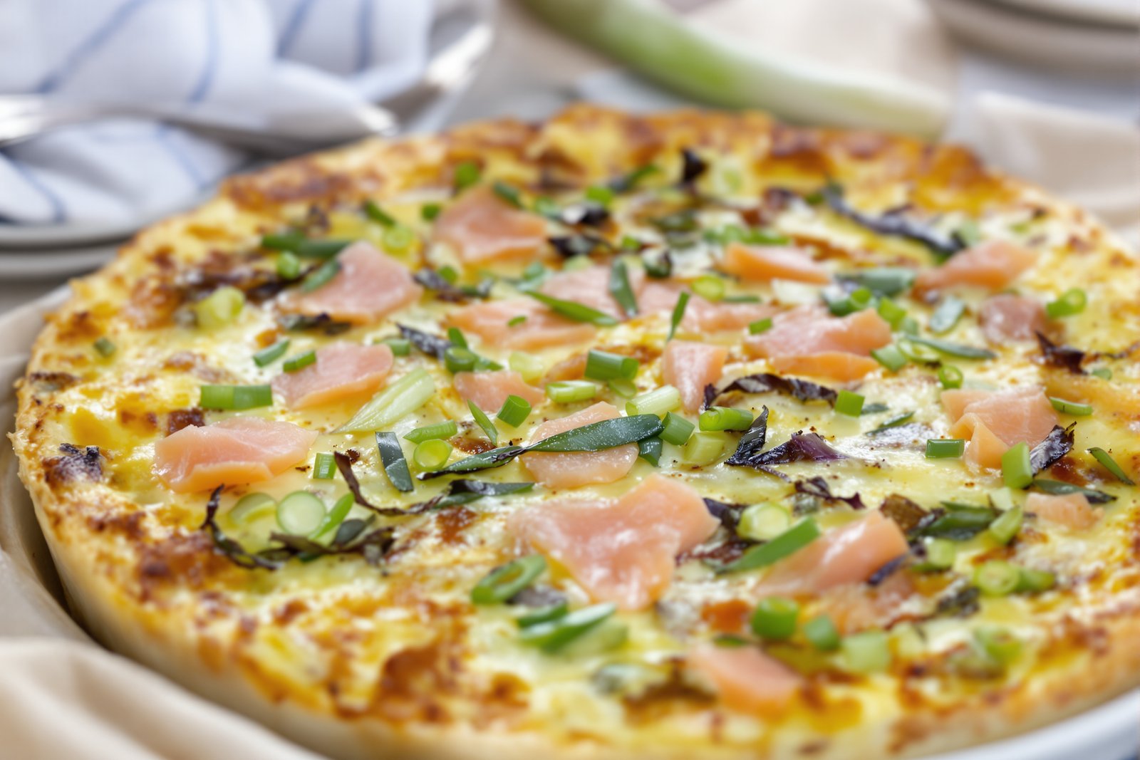 Quiche sans pâte aux poireaux et au saumon fumé