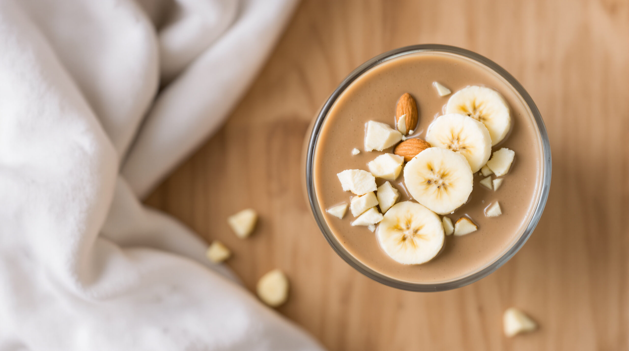découvrez notre smoothie protéiné au délicieux goût de hojicha, banane et amande, parfait pour une énergie naturelle et un encas sain et gourmand.