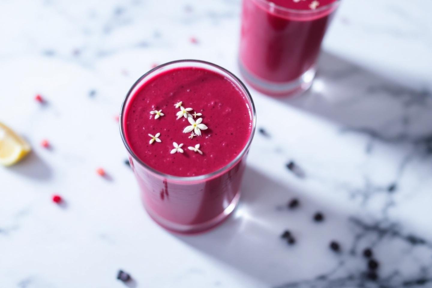Smoothie rouge vitalité – fraise, betterave et gingembre