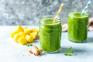 Smoothie vert anti-inflammatoire au kale, ananas et gingembre