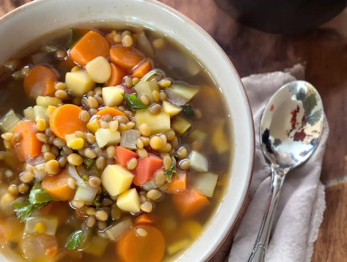 soupe aux légumes d'automne avec carotte et lentilles