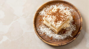 découvrez une délicieuse recette de tiramisu au hojicha, alliant la douceur du dessert italien à la saveur unique du thé vert grillé japonais.