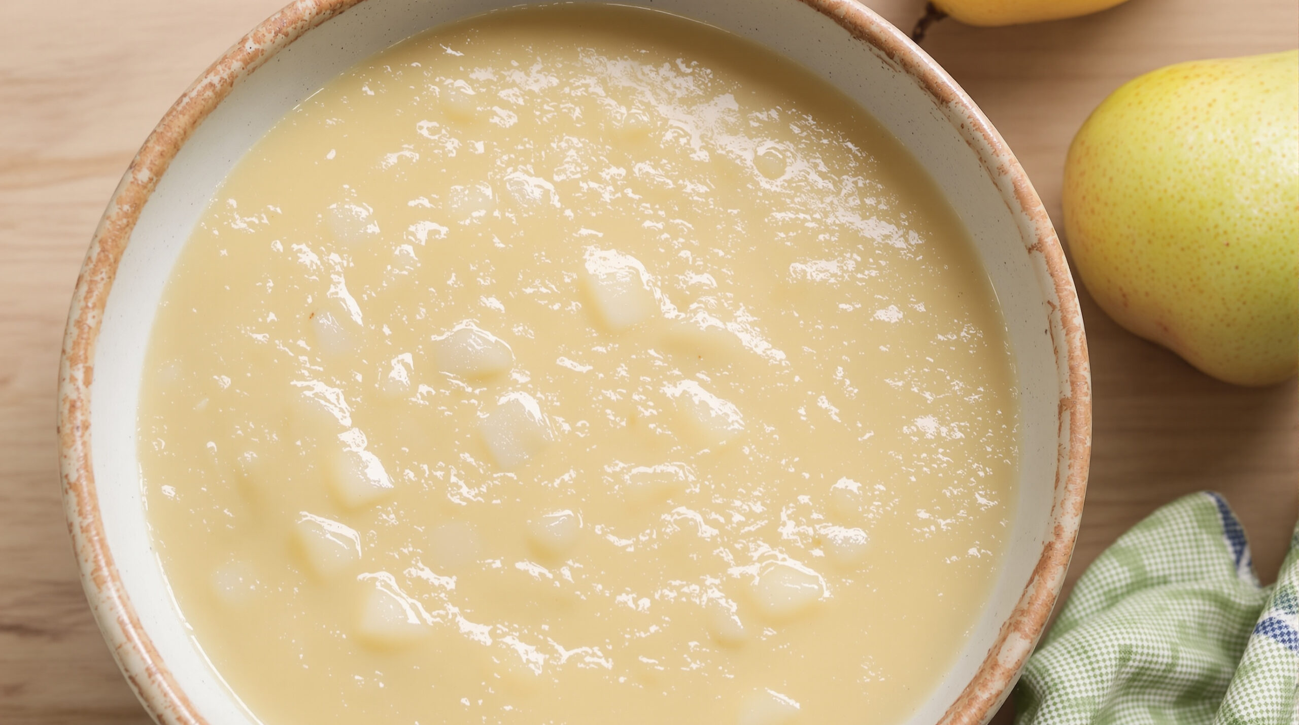 découvrez notre recette délicieuse et raffinée de velouté de céleri à la poire, une soupe onctueuse alliant douceur et fraîcheur pour régaler vos papilles.