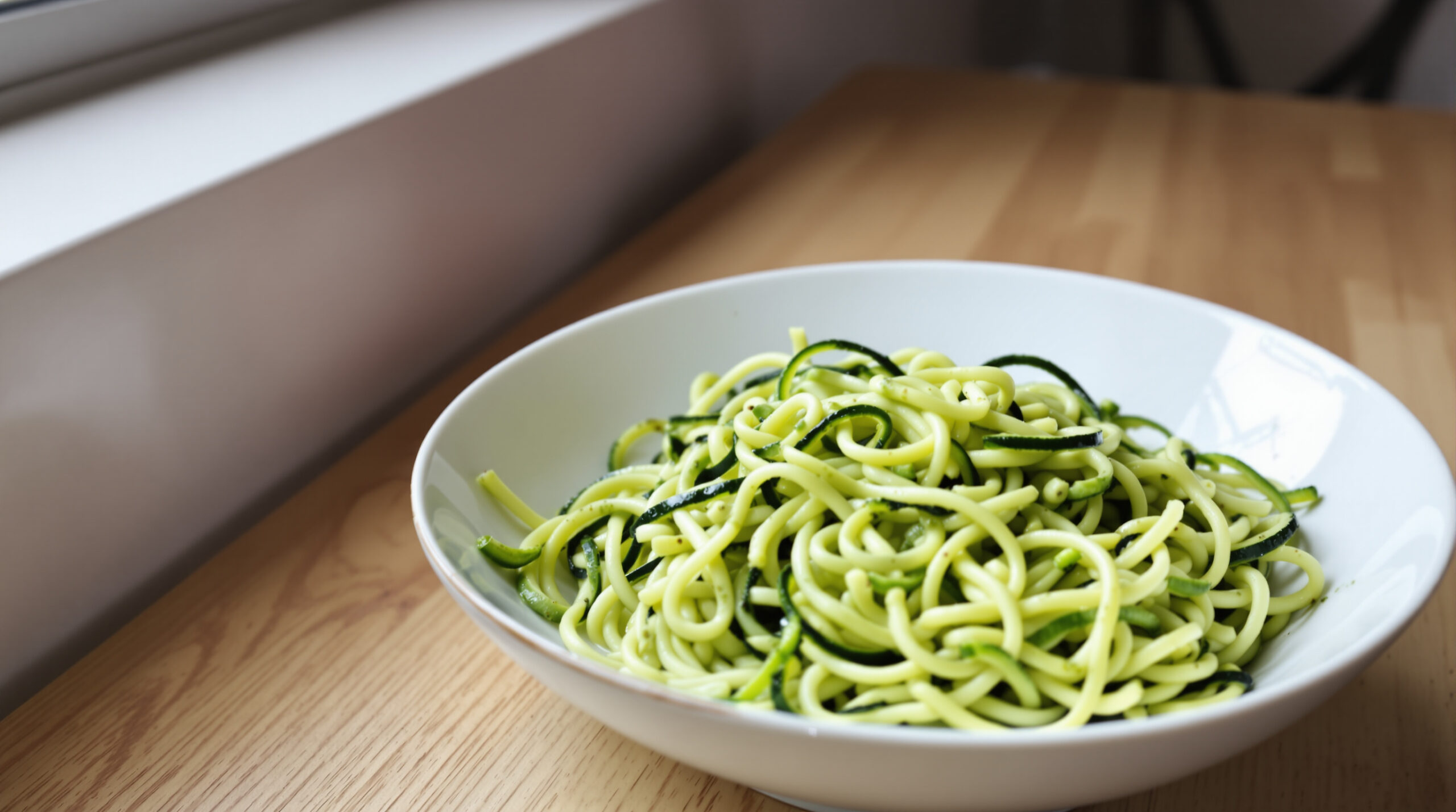 découvrez notre recette de zoodles au pesto d’avocat, un plat green healthy ultra tendance, frais et savoureux, parfait pour une alimentation équilibrée.